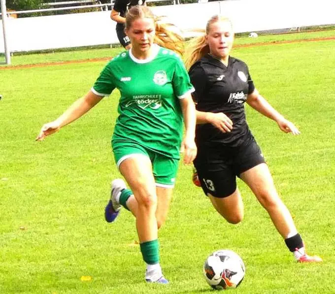 Mathea Heukamp (grünes Trikot) und die B-Mädchen der DJK Arminia Ibbenbüren etablierten sich in der Westfalenliga mit einem 3:2-Sieg gegen den Wambeler SV in der Spitzengruppe.