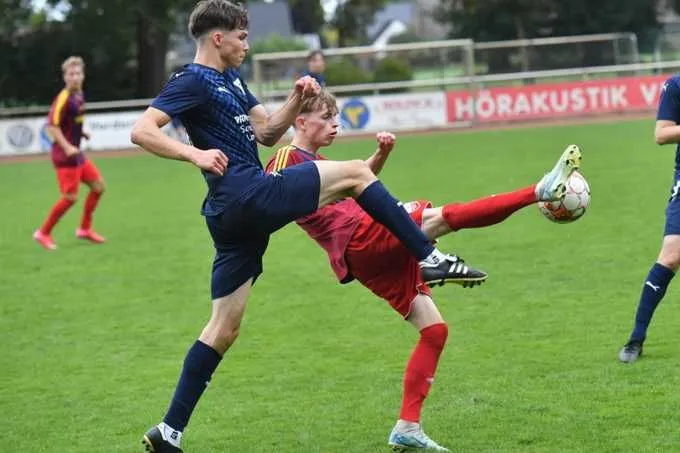Der TuS Recke (blaue Trikots) hofft gegen den SC Hörstel (rote Trikots) auf den zweiten Saisonerfolg.
