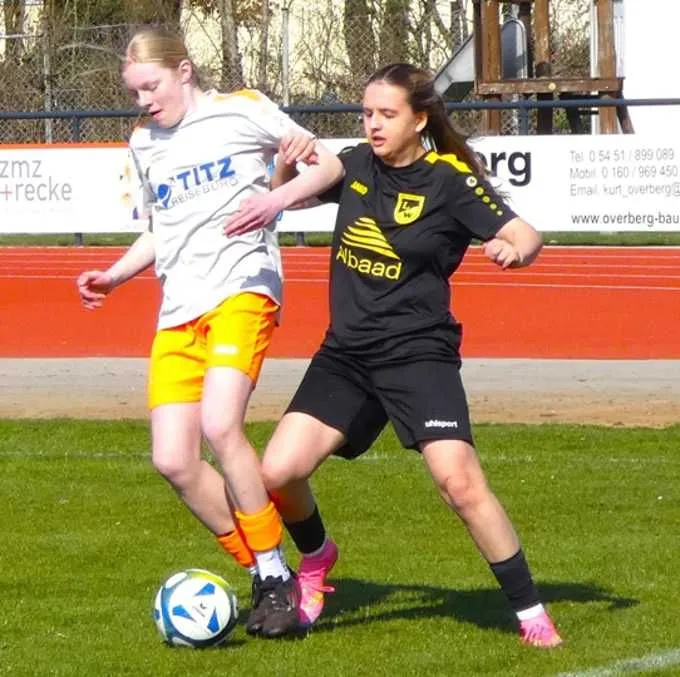 Clara Wesselmann (weißes Trikot) erzielte beim 10:0-Kantersieg der B-Mädchen des TuS Recke in Warendorf sechs Treffer.