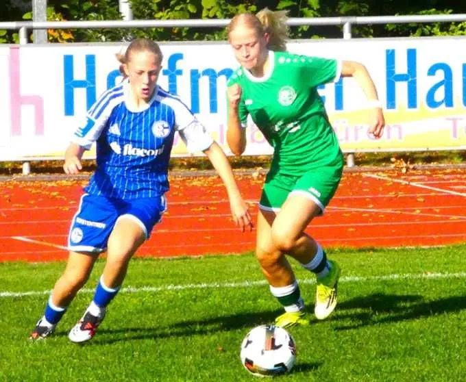 Finja Streyl (r.) und die B-Mädchen der DJK Arminia Ibbenbüren waren bei der 0:5-Niederlage gegen den FC Schalke 04 chancenlos.