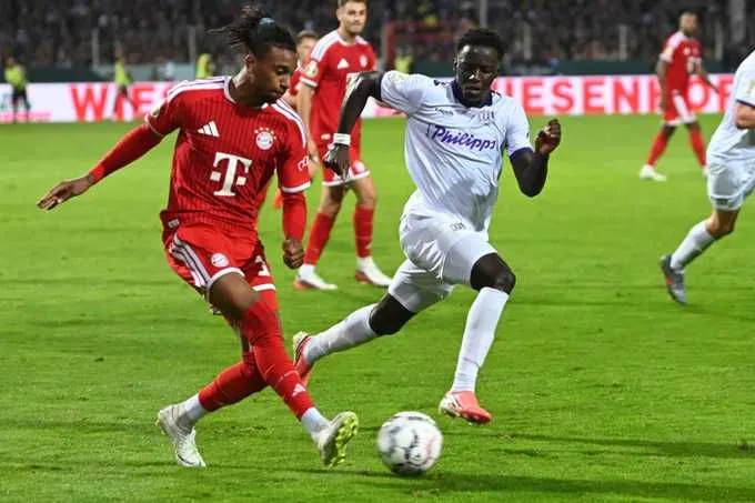 Ismail Badjie (r., im Pokalspiel gegen Bayern Münchens Michael Olise) ist nach seiner Verletzung wieder ein Startelf-Kandidat.
