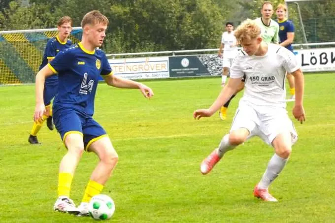Jonas Rauße (am Ball) und die A-Junioren von Cheruskia Laggenbeck kassierten zum Auftakt gegen die JSG Tecklenburg/Leeden/Ladbergen/Brochterbeck eine unglückliche 2:3-Niederlage.