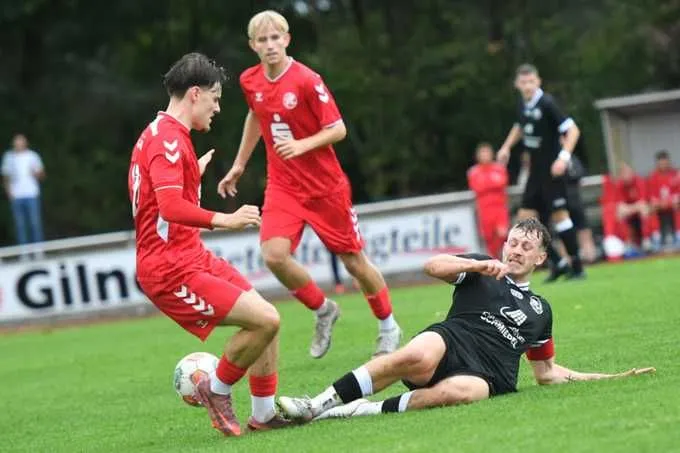 DJK-Kapitän Bjarne Schmidt (r.) fällt mit einem Kreuzbandriss im Knie bis zum Saisonende aus.