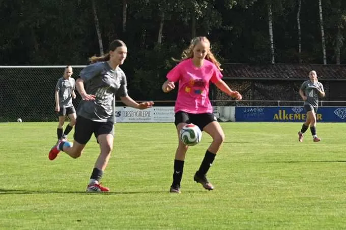 Arminia Ibbenbürens C-Mädchen, hier im grauen Trikot, ließen der JSG Lengerich/Saerbeck keine Chance im Pokalfinale. Leonie Heger erzielte einen Fünferpack gegen die JSG.
