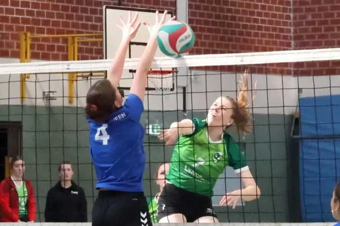 Sophia Laumann (im Angriff) sorgte im dritten Satz mit einer Aufschlagserie für viele Punkte.