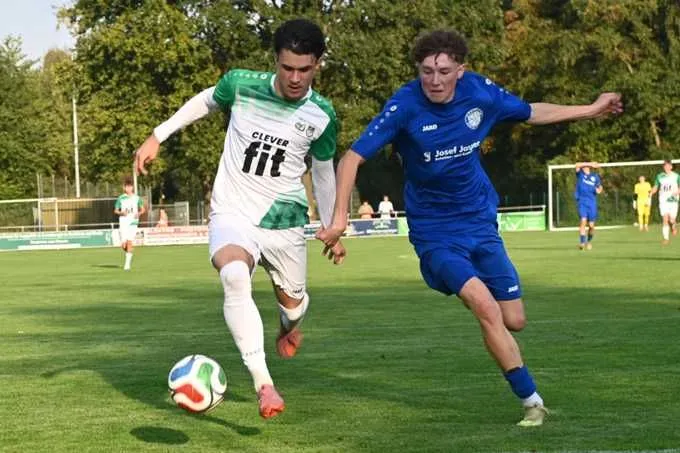 Keno Wiße (l.) und die JSG Arminia/Esch zeigten gegen Jona Grewe (r.) und Westfalia Hopsten einen echten Pokalfight mit Elfmeterkrimi im Finale der A-Jugend. Grewe wurde dabei zur tragischen Figur.