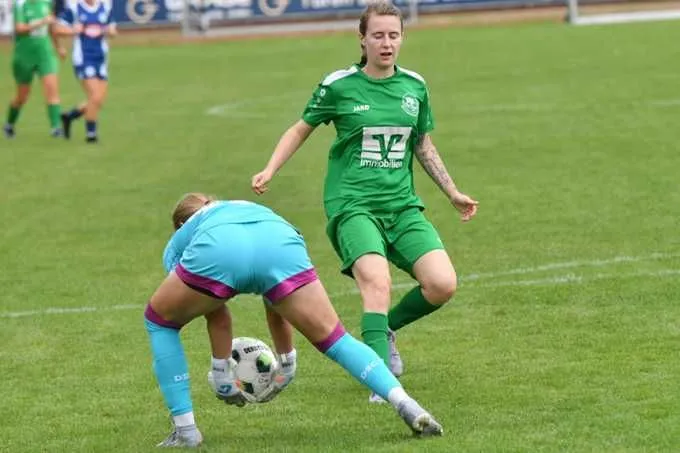 DJK-Angreiferin Haley Flatemersch (r.) glänzte beim 5:0-Erfolg in Billerbeck als dreifache Torschützin.