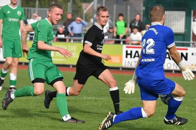 Steinbecks Malte Veerkamp (l.) vergibt in dieser Szene die Riesenchance auf das mögliche 2:1 für den Aufsteiger.