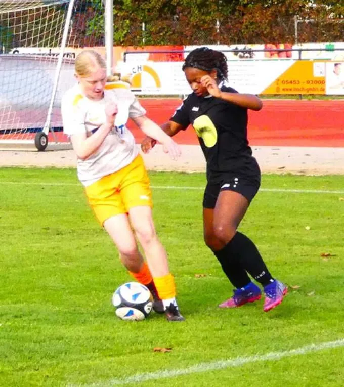 Clara Wesselmann (l.) sorgte für den 2:0-Endstand der B-Mädchen des TuS Recke gegen den BV Werther.
