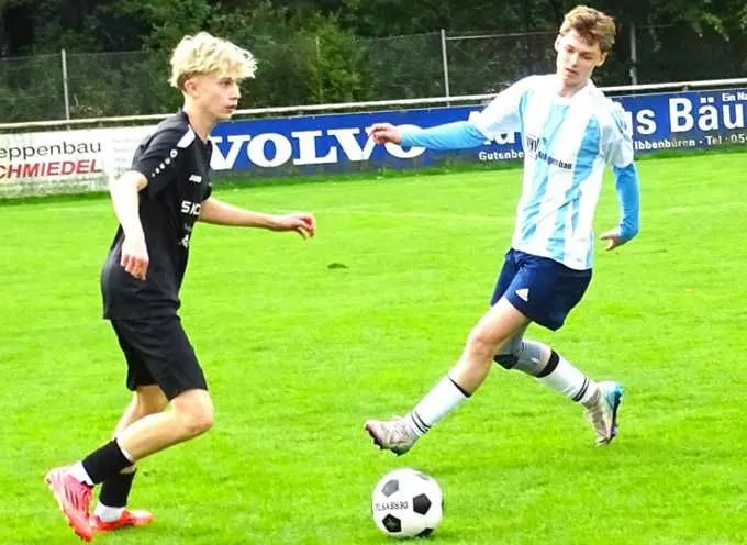 Hugo Mazanek (schwarzes Trikot) und die A-Junioren der JSG Arminia/SW Esch feierten den Finaleinzug mit einem knappen 2:1-Sieg gegen Mateo Molde und JSG Hörstel/Dreierwalde.