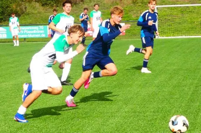 Die A-Junioren der JSG Arminia/SW Esch (weiße Trikots) hatten beim 6:1-Sieg gegen die JSG Hörstel/Dreierwalde die Spielkontrolle.