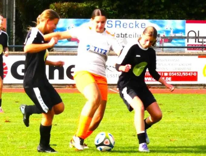 Lore Steltenkamp (Mitte) und die B-Mädchen des TuS Recke wollen in der Bezirksliga am Freitag mit dem vierten Saisonsieg gegen Westfalia Kinderhaus 2 im Titelrennen bleiben.