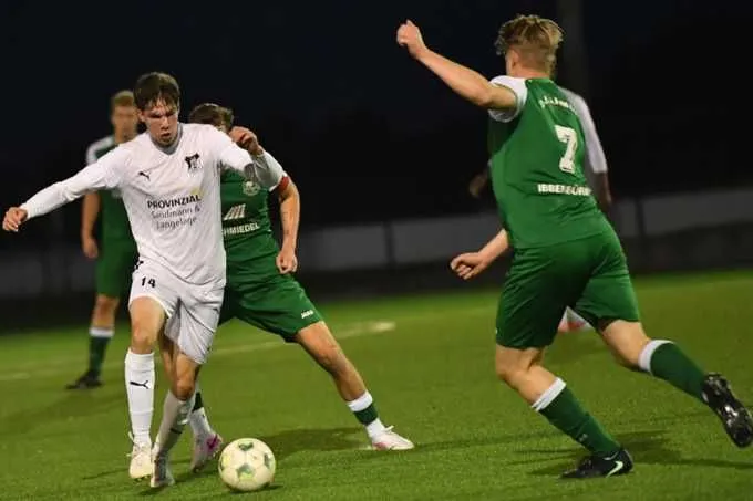 Jona Breulmann (l.) und der TuS Recke mussten sich dem neuen Spitzenreiter Arminia Ibbenbüren (grüne Trikots) mit 1:3 geschlagen geben.