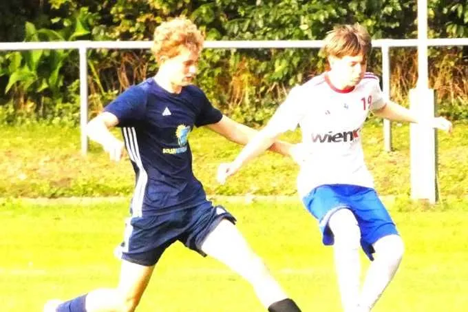 Henri Ossege (blaues Trikot) und die B-Junioren der JSG Hörstel/Dreierwalde wollen im Finale gegen den Bezirksligisten SF Lotte überraschen.