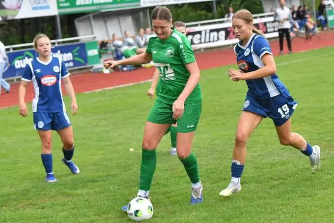 Jule Meyer (m.) und die DJK-Frauen gehen voller Selbstvetrauen ins Heimspiel gegen Iserlohn.