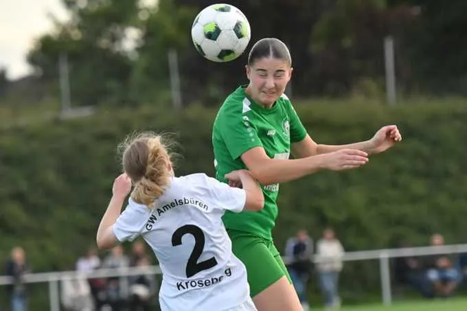 Wie in dieser Szene Frida Stockmann (r.) hatten die DJK-Frauen gegen Amelsbüren meistens die Lufthoheit.