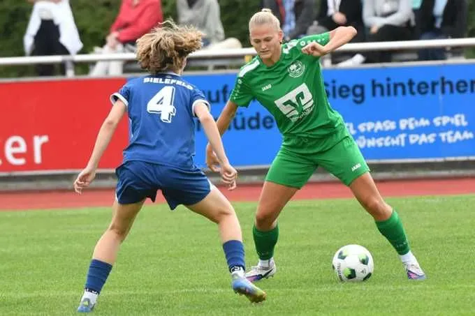 Sophia Steinemann (r.) und die DJK-Frauen kassierten in Minden eine herbe 1:5-Schlappe.