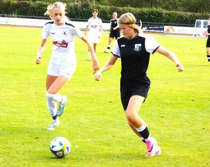 Elin Schulte Laggenbeck (schwarzes Trikot) und die B-Mädchen des TuS Recke erkämpften sich gegen Spitzenreiter Saxonia Münster ein verdientes 1:1.