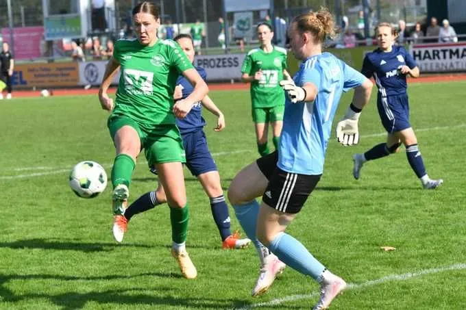 DJK-Angreiferin Jule Meyer (l.) auf dem Weg zu einer von zahlreichen Großchancen der Armininnen.