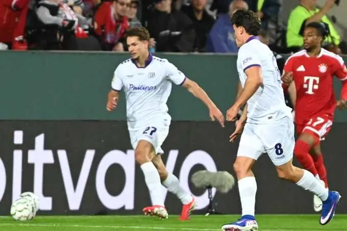 Bei Robin Fabinski (l., hier gegen Bayern München im Einsatz) hatte es gezwickt. Er befindet sich mit dem VfL in der Vorbereitung auf Arminia Bielefeld.