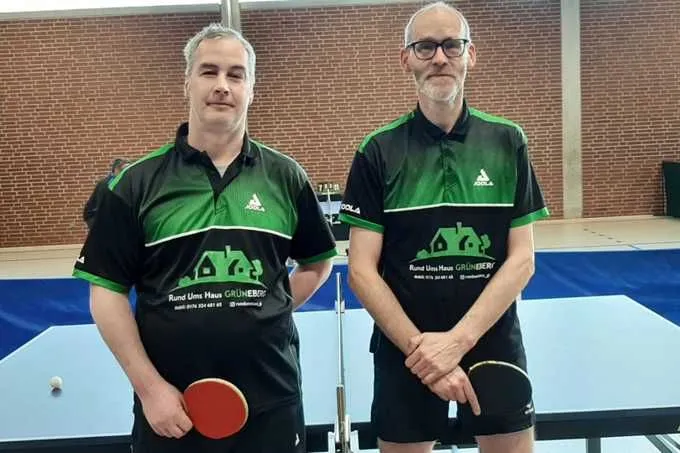 Heiko Heeke (l.) und Rolf Gerjes holten drei Einzelpunkte zum Sieg von TTV Mettingen II in Dreierwalde.