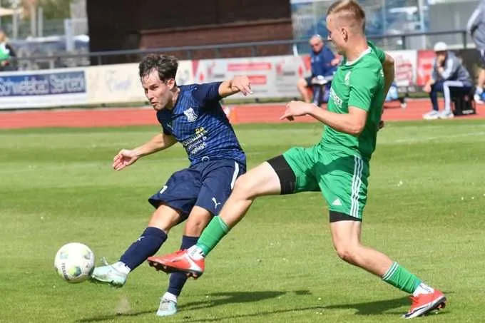 Vincent Brügge (l.) und der TuS Recke freuen sich aufs A-Liga-Spitzenspiel gegen die DJK Arminia Ibbenbüren.