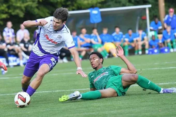 Nicht ins Straucheln geraten wollen Bernd Riesselmann (l.) und der VfL im Derby in Bielefeld. Mindestens einen Zähler wollen die Lila-Weißen entführen.