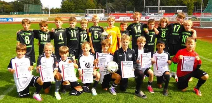Die E-Junioren der DJK Arminia Ibbenbüren (stehend) feierten den Kreispokalsieg vor Schwarz-Weiß Esch.