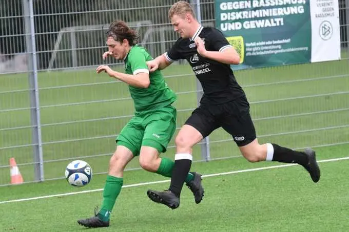 Im vereinsinternen Arminen-Derby schirmt Tom Keller (l.) von der Reserve das Leder gegen Fabian Winter ab.