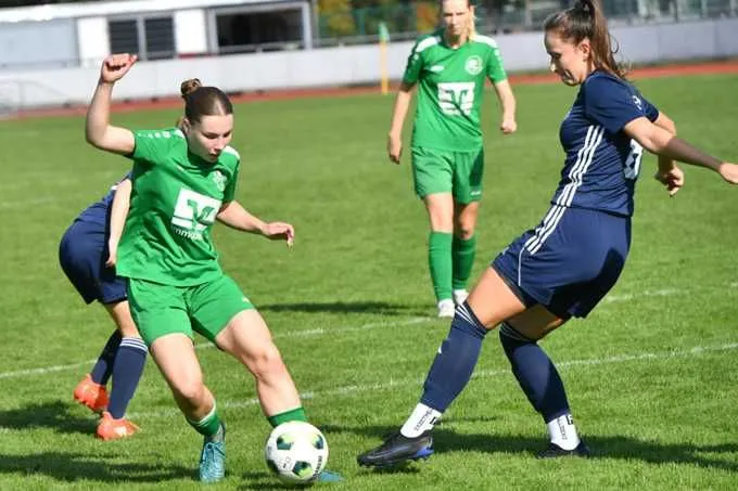 Sarah Bladt (l.) und die DJK-Frauen sind im Verfolgerduell in Bochum gefordert.