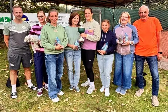 Die erfolgreichen Damen-Doppel (v.l.): Sportwart André Basler, Heike Veerkamp-Große-Berg, Sandra Höppner, Martina Gräuler, Julia Berdel, Michaela Heger, Andrea Schüttken und 2. Sportwart Manfred Dierkes.