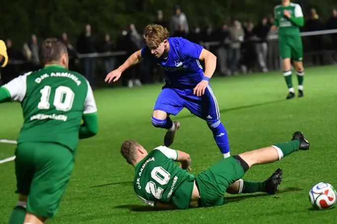 Hörstels Steven Karataev (blaues Trikot), hier im Duell mit Arminias Fabian Winter (Nr. 20), brachte seine Farben per Doppelpack auf die Siegerstraße.