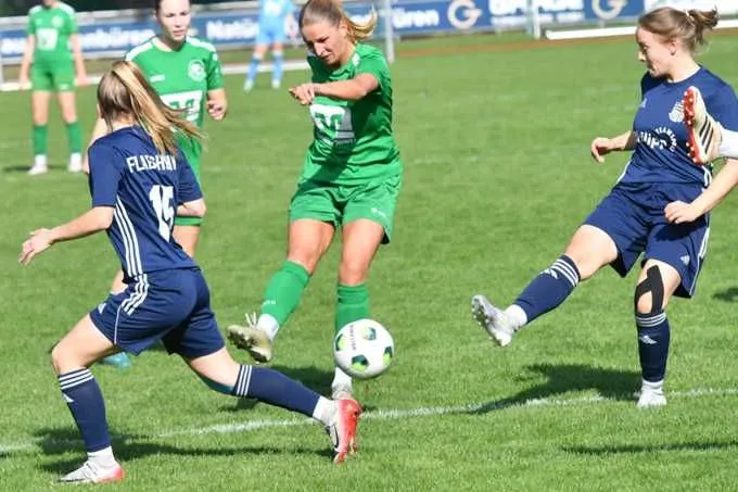 Dana Gilhaus (m.) und die DJK-Frauen bejubelten einen 2:1-Erfolg im Verfolgerduell beim VfL Bochum II.