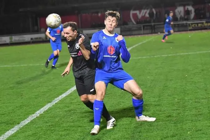 Florian Lagemann (l.) brachte die Mettinger Reserve gegen Ladbergen früh mit 1:0 in Führung.