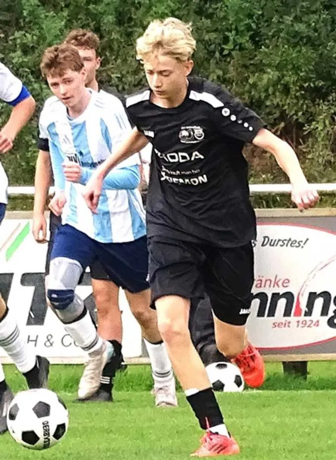 Hugo Mazanek (schwarzes Trikot) und die A-Junioren der JSG Arminia/SW Esch wollen am Mittwoch mit einem Sieg bei der JSG Hörstel/Dreierwalde ins Pokalfinale einziehen.