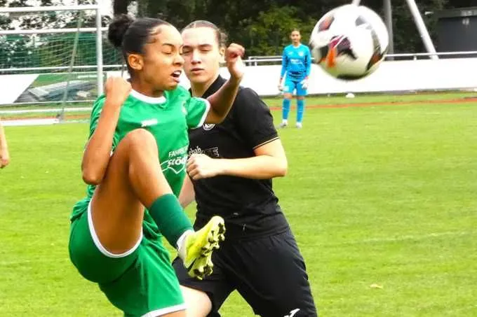 Nora Behring (grünes Trikot) und die B-Mädchen von Arminia Ibbenbüren zeigten beim 7:0-Kantersieg gegen den Delbrücker SC eine starke Offensivleistung.